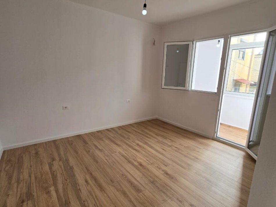 Tirane, shitet apartament 2+1+Ballkon Kati 3, 75 m² 129.000 € (OXHAKU)