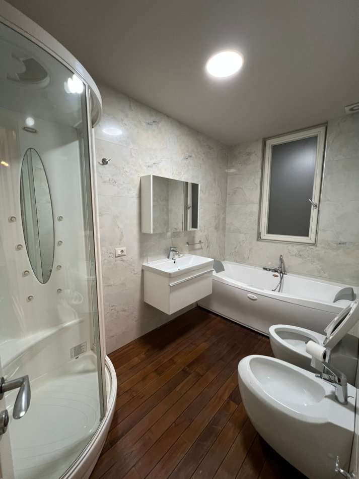 Tirane, shitet apartament 3+1+Aneks+Ballkon Kati 4, 304 m² 940.000 € (bllok , garda)