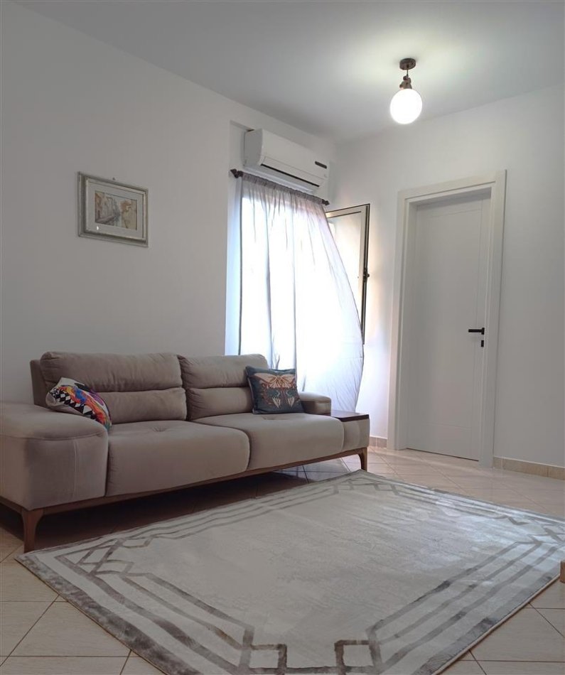 Tirane, jepet me qera apartament 2+1+Ballkon Kati 3, 80 m² 500 € (rruga irfan tomini , perballe hotel hillton)
