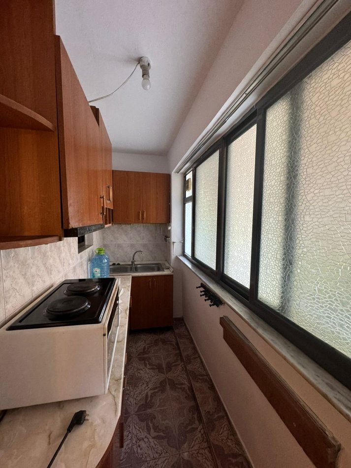 Tirane, jepet me qera apartament 1+1 Kati 2, 60 m² 350 € (rruga Irfan Tomin)