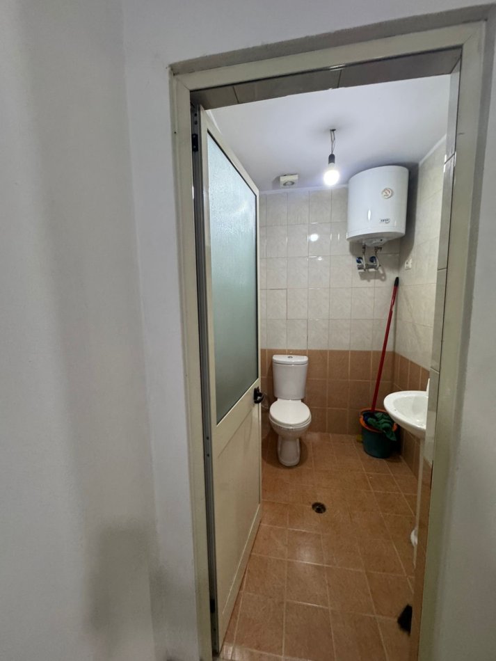 Tirane, jepet me qera ambjent biznesi Kati 0, 30 m² 300 € (Astir prane Wellit)