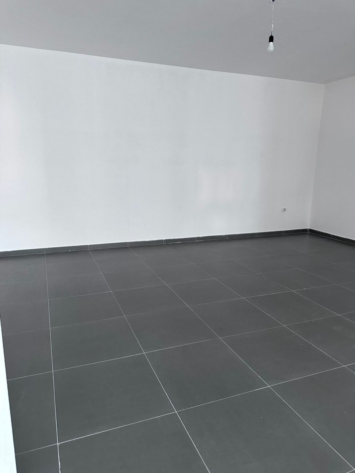Tirane, jepet me qera ambjent per zyra , Kati 4, 110 m² 600 € (Qender )