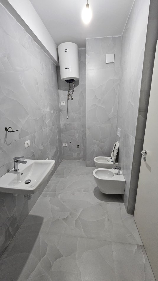 Tirane, jepet me qera apartament 1+1 Kati 7, 60 m² 300 € (Ali Demi)