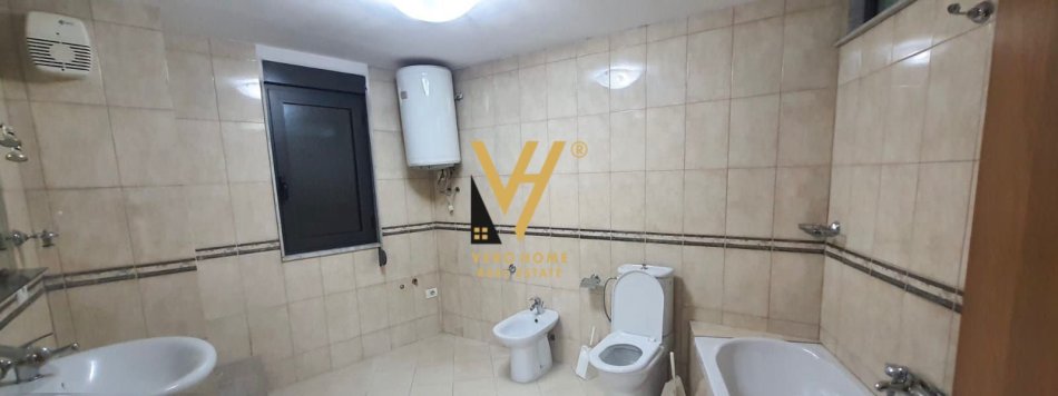 Tirane, jepet me qera zyre Kati 3, 160 m² 1.600 € (QENDER)