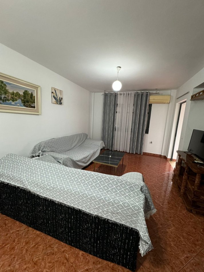 Tirane, jepet me qera apartament 2+1+Ballkon, Kati 2, 85 m² 340 € (Kthesa e Kamzes prane terminalit te autobusave)