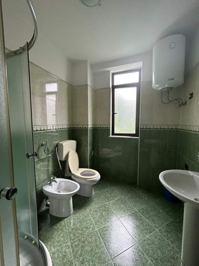 Tirane, jepet me qera apartament 2+1+2  Kati 6, 130 m² 700 Euro tek Rruga e Elbasanit .
