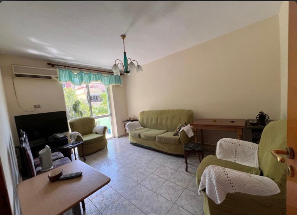 Tirane, jepet me qera apartament 1+1 Kati 3, 63 m² 500 € (Bllok)
