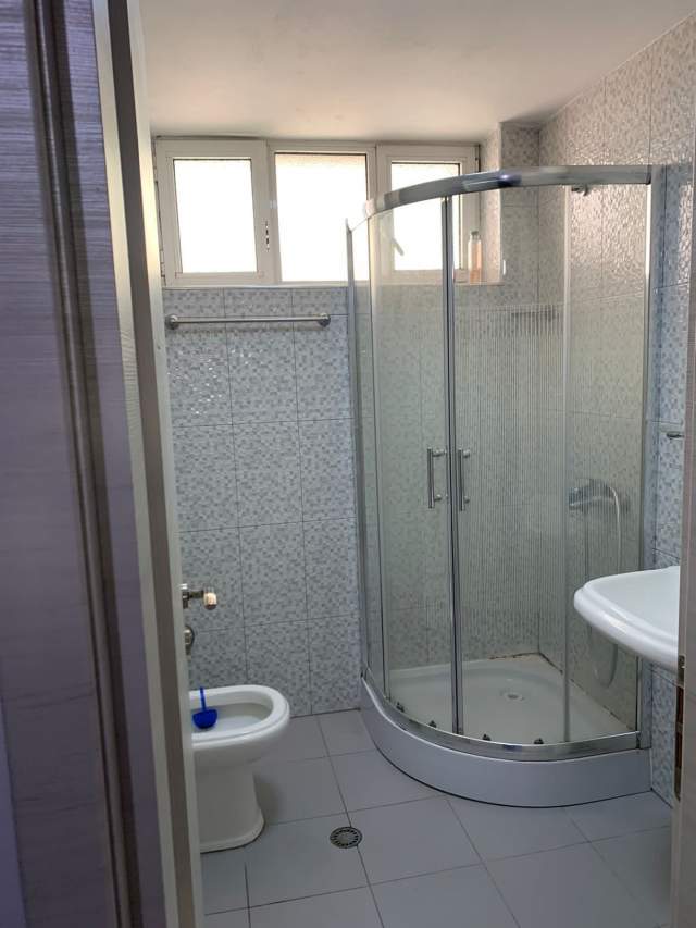 Tirane, jepet me qera apartament 1+1+BLK Kati 3, 62 m² 500 Euro (prane Intersportit)