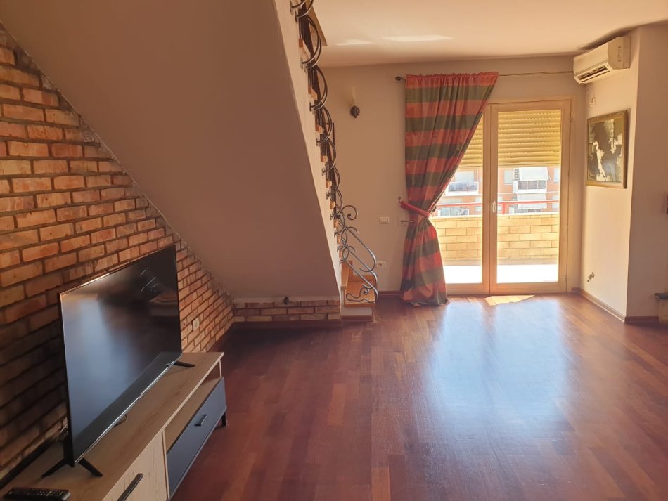 Tirane, jepet me qera apartament 3+1 Kati 6, 220 m² 1.500 € (Bllok)