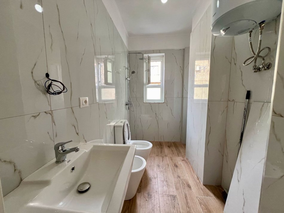 Shitet Apartament 2+1 “Oxhaku”, Tiranë.