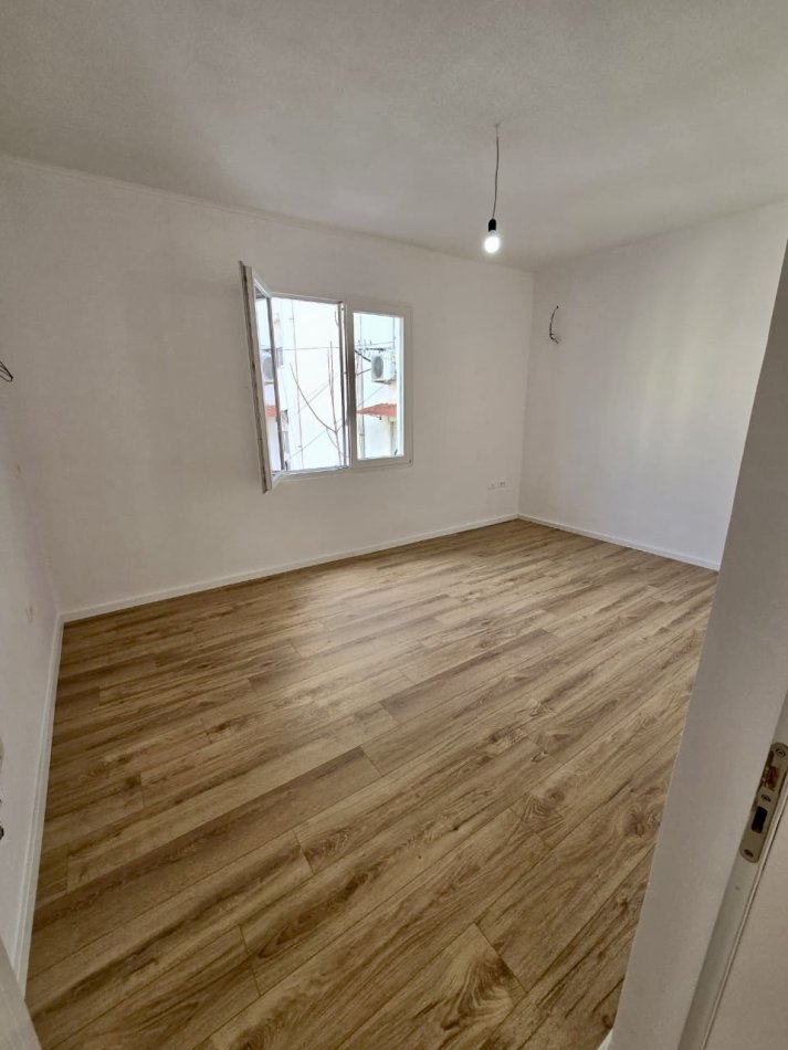 Tirane, shitet apartament 2+1+Aneks+Ballkon Kati 3, 75 m² 129.000 € (Oxhaku afer Pediatris)