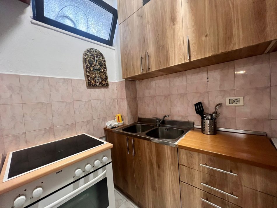 Tirane, jepet me qera apartament 2+1 Kati 2, 90 m² 700 € (Ambasada Amerikane)