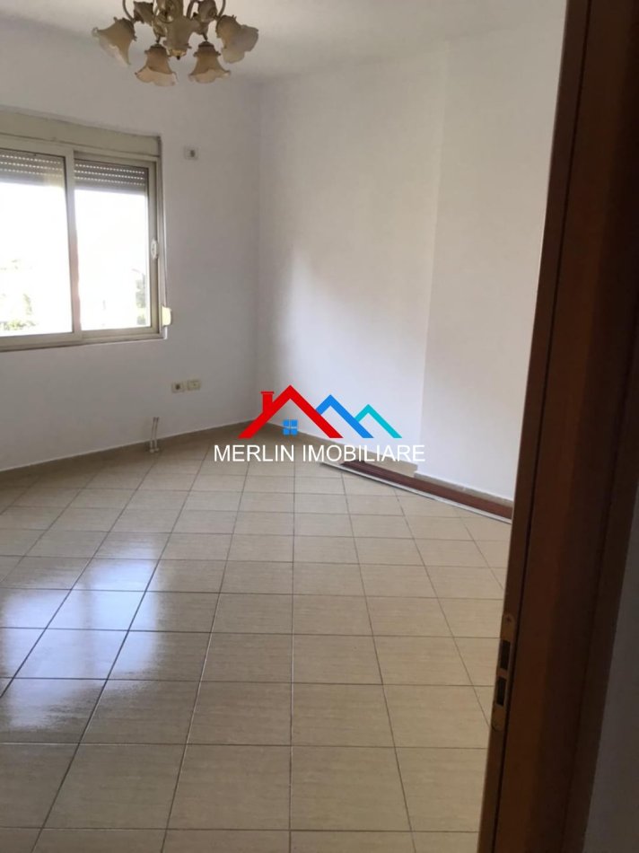 Tirane, jepet me qera apartament 2+1 Kati 3, 90 m² 650 € (KOMUNA E PARISIT)