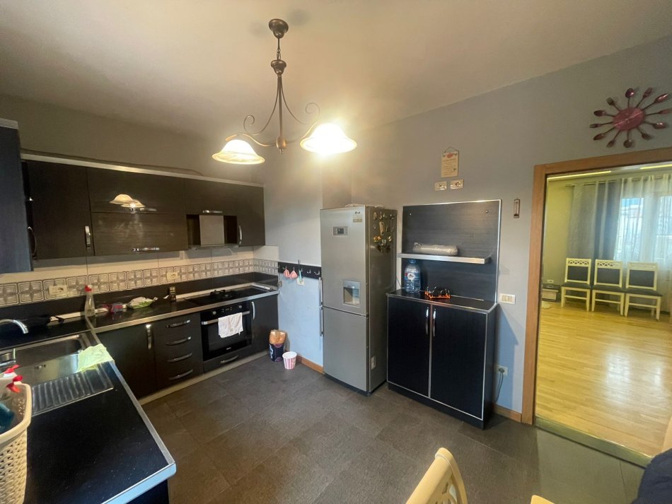 Tirane, jepet me qera Vile 3+1+Aneks+Ballkon Kati 1, 580 m² 1.000 € (rrtuga jordan misja)