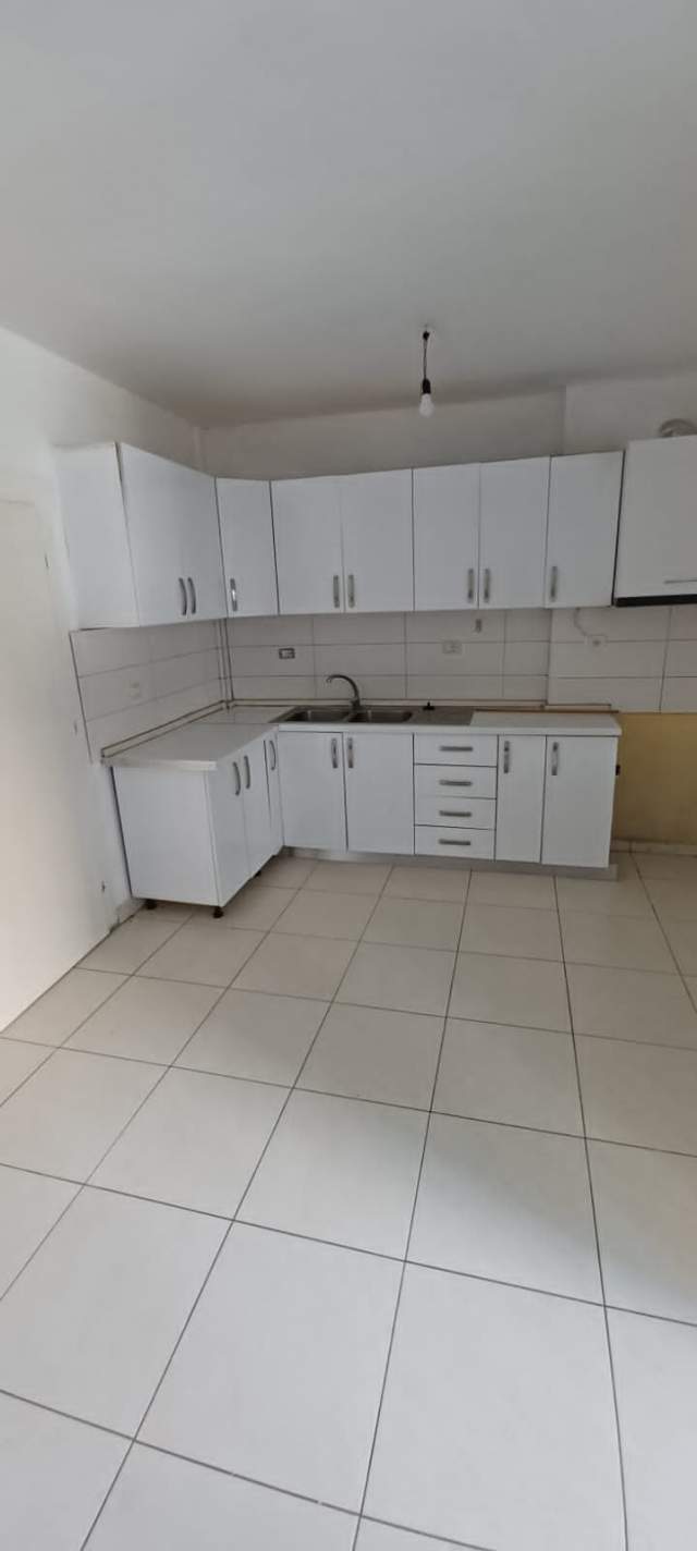 Tirane, jepet me qera apartament 3+1 Kati 2, 110 m² 300 Euro (Xhamlliku)