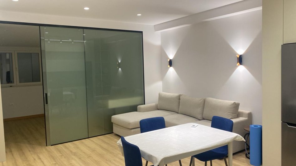 Tirane, jepet me qera apartament 1+1+Ballkon Kati 9, 70 m² 550 € (Rr. Teodor Keko, Astir)