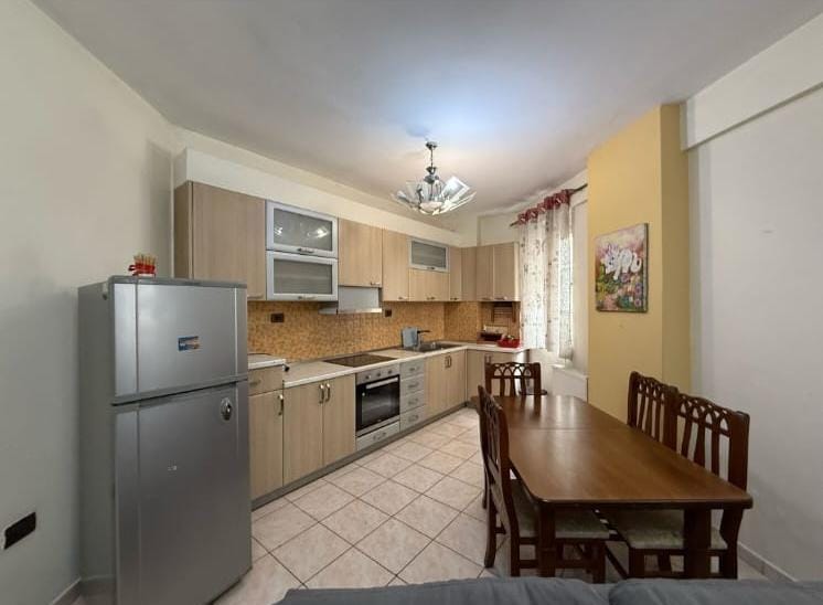 Tirane, jepet me qera zyre Kati 1, 120 m² 1.400 € 