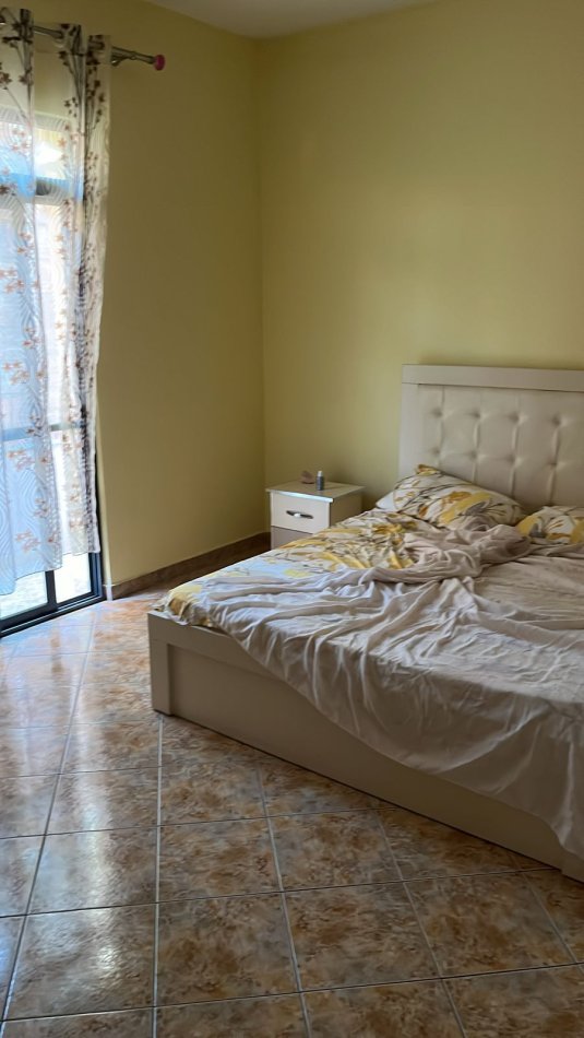 Tirane, jepet me qera apartament 3+1 Kati 2, 170 m² 600 € (Kombinat)