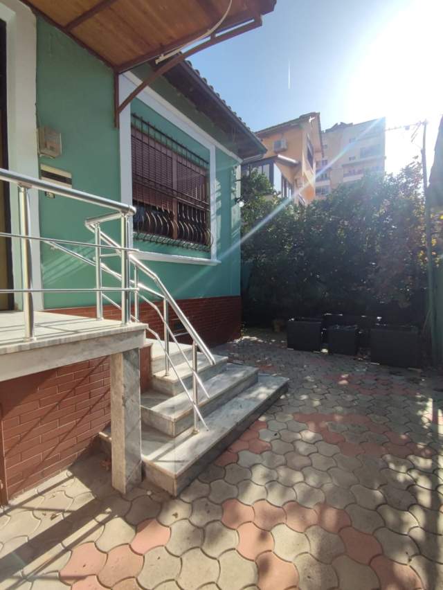 Tirane, jepet me qera Vile Kati 0, 272 m² 1.400 Euro (Qemal Stafa)