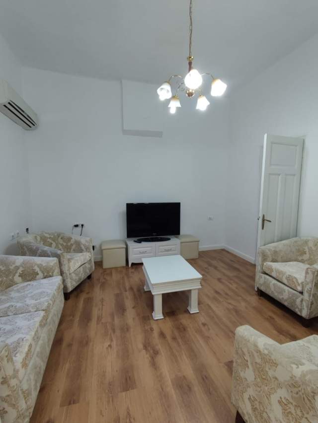 Tirane, jepet me qera Vile Kati 0, 272 m² 1.400 Euro (Qemal Stafa)