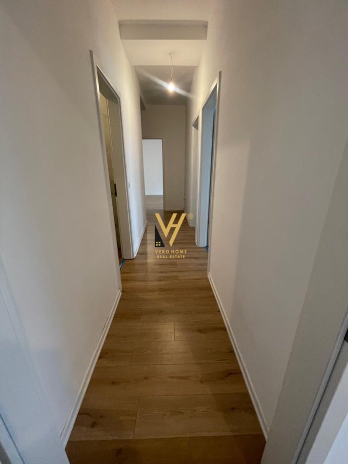 Tirane, jepet me qera zyre Kati 10, 115 m² 600 € (21 DHJETORI , KOMPLEKSI KONTAKT)