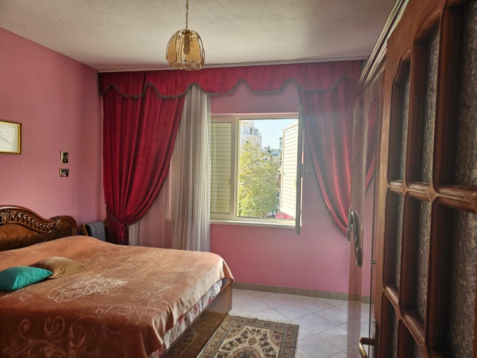 Tirane, shitet apartament 1+1 Kati 2, (Ali Demi)