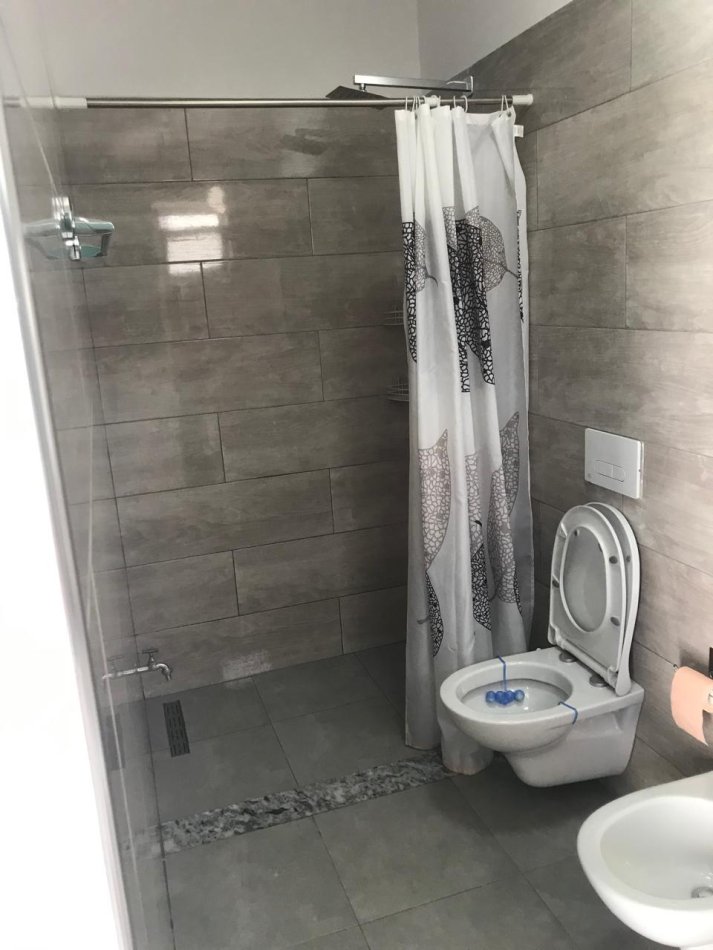 Tirane, jepet me qera apartament 1+1 Kati 1, 70 m² 400 € (Ali Demi)