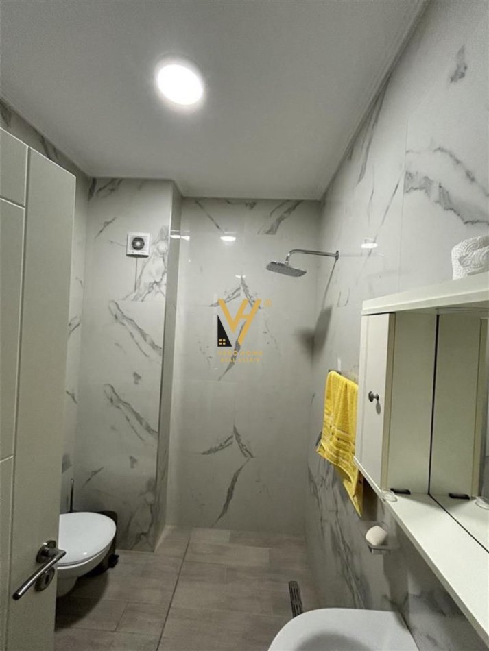 Tirane, jepet me qera apartament 2+1+Ballkon Kati 2, 90 m² 450 € (FRESKU)