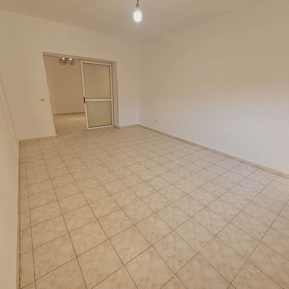 Tirane, shitet apartament 2+1+Ballkon Kati 3, 100 m² 135.000 € (Bulevardi Zhan Dark,prane Ministrise Jashtme)