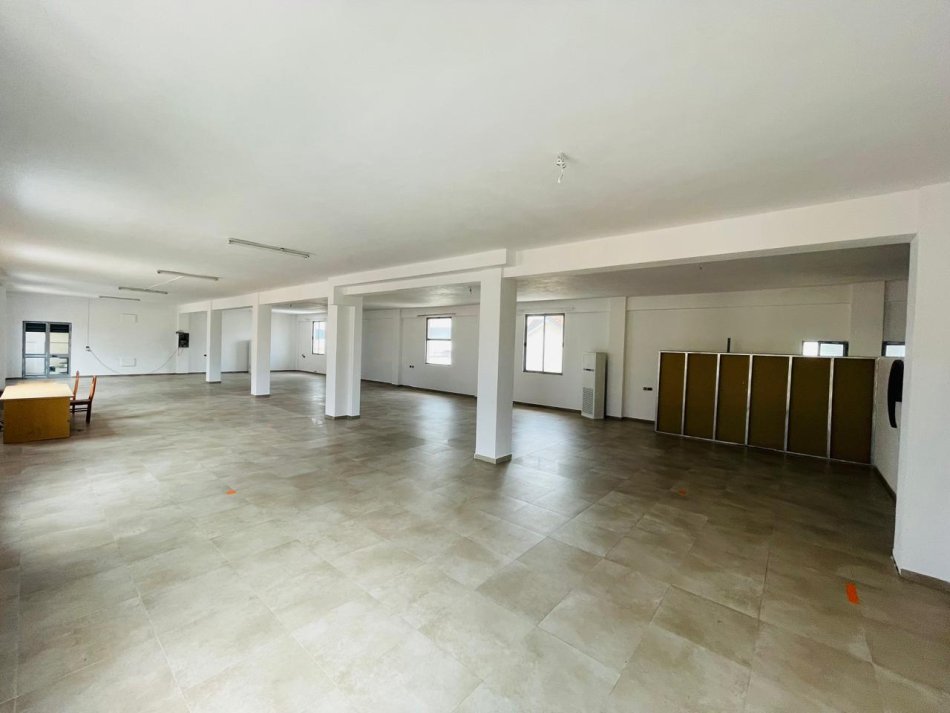 Tirane, jepet me qera magazine Kati 2, 430 m² 1.200 € (Sauk)