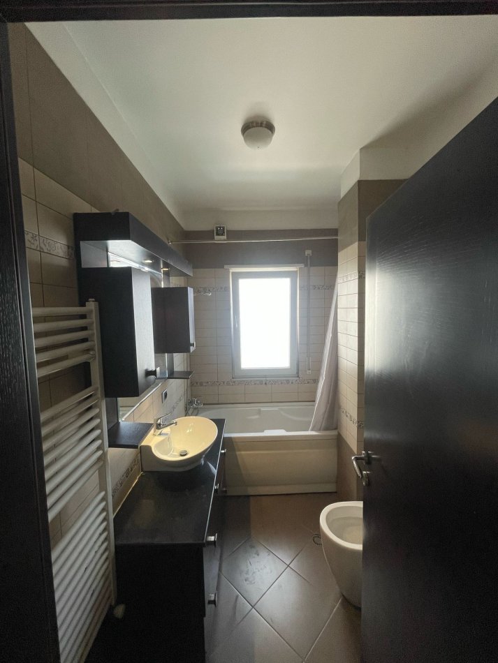 Tirane, jepet me qera apartament 3+1+Ballkon Kati 4, 143 m² 750 € (kodra e diellit)