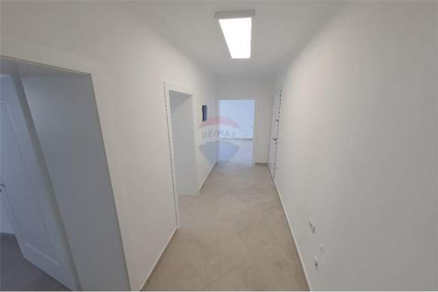 Tirane, jepet me qera zyre Kati 0, 120 m² 600 Euro (Qender,Tregu Cam)