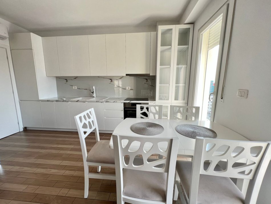 Tirane, jepet me qera apartament 2+1 Kati 8, 85 m² 550 € (ali demi)