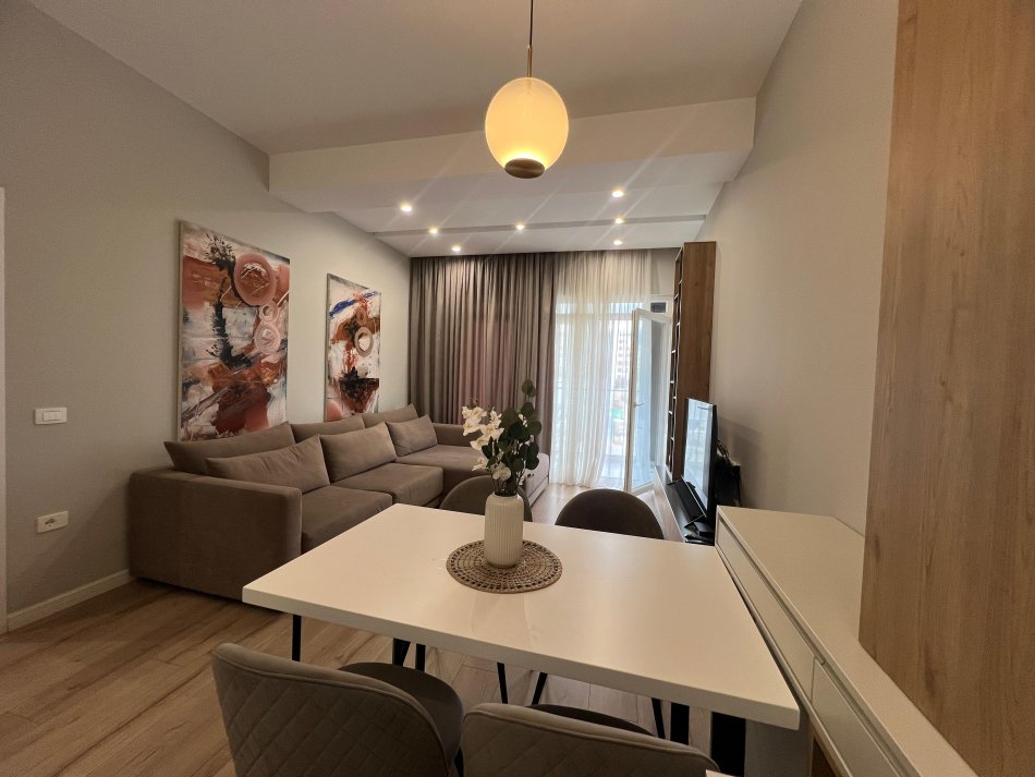 Tirane, jepet me qera apartament 2+1+Ballkon Kati 3, 95 m² 850 € (Pranë Square 21)