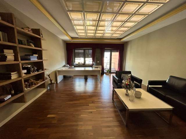 Tirane, jepet me qera zyre Kati 5, 140 m² 1.300 Euro ne Ring Center