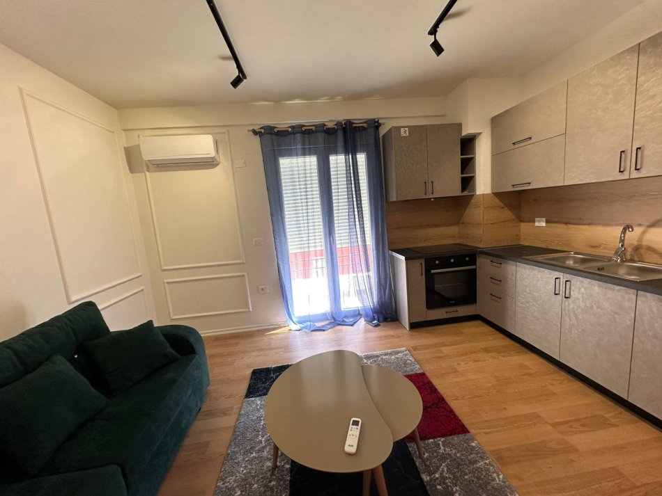 Tirane, jepet me qera apartament 1+1+Ballkon Kati 3, 65 m² 600 € (rruga Hasan Vogli)