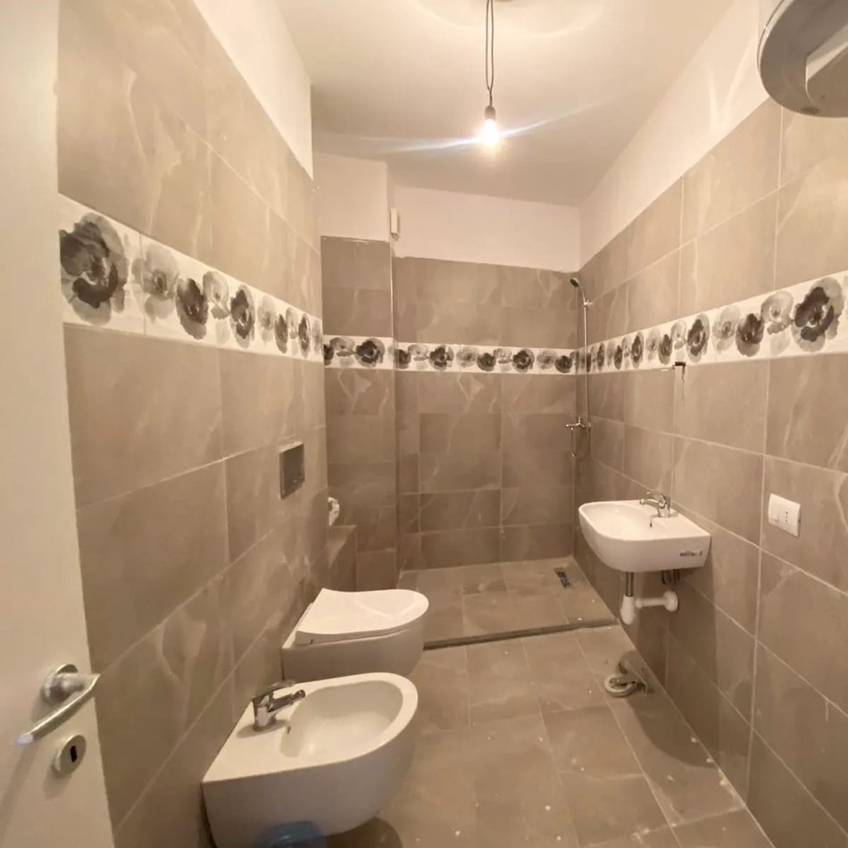 Tirane, jepet me qera ambjent biznesi Kati 2, 60 m² 500 € (Tefta tashko)