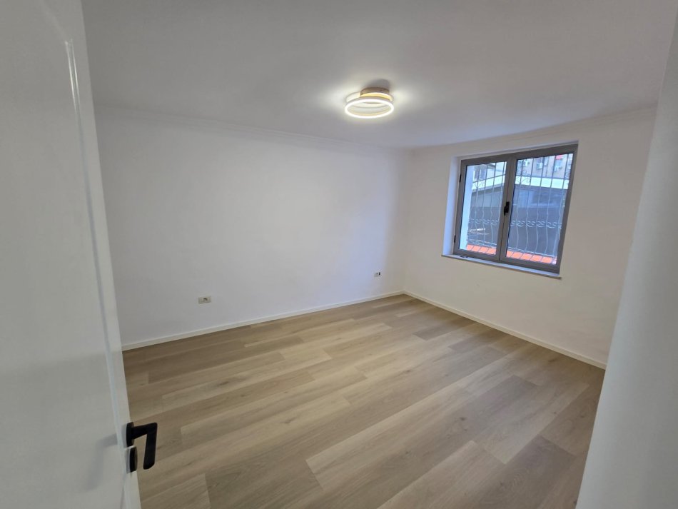 Tirane, shitet apartament 2+1 Kati 2, 75 m² 188.000 € (Rruga e Kavajes perballe Poliklinikes)