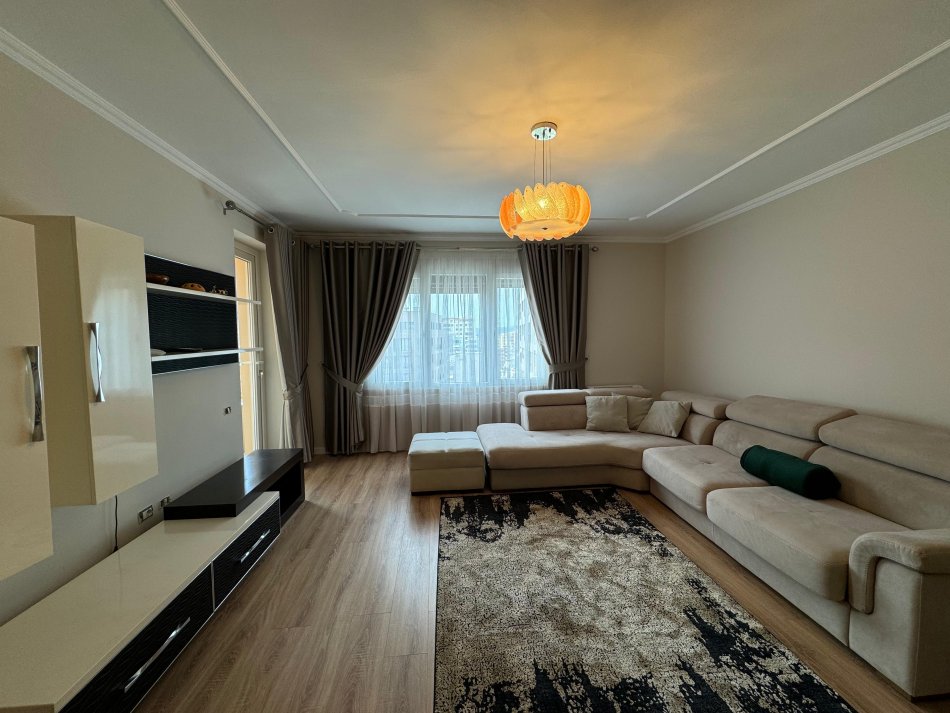 Tirane, shitet apartament 3+1+Ballkon Kati 9, 152 m² 334.400 € (barrikada)