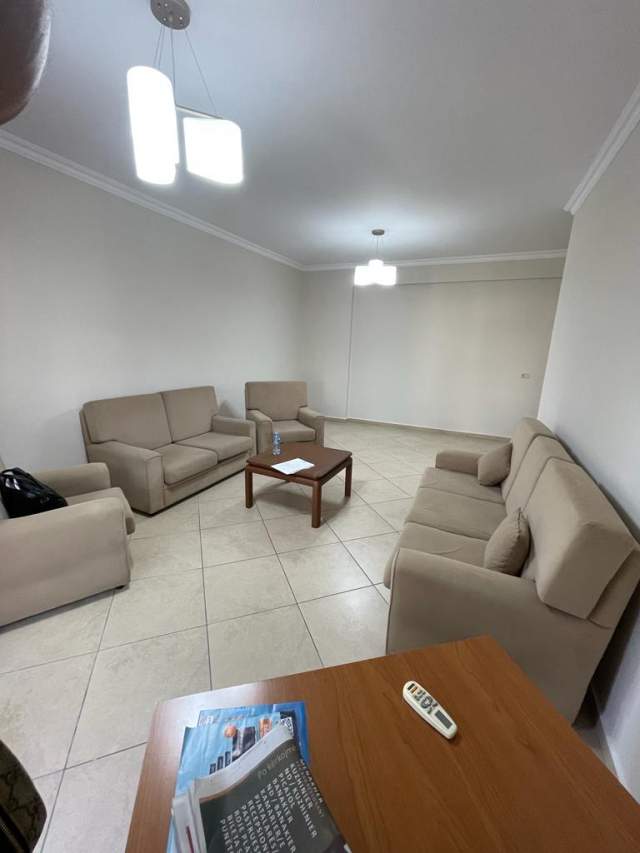Tirane, jepet me qera ambjent biznesi Kati 3, 106 m² 800 Euro (rruga Kavajes)