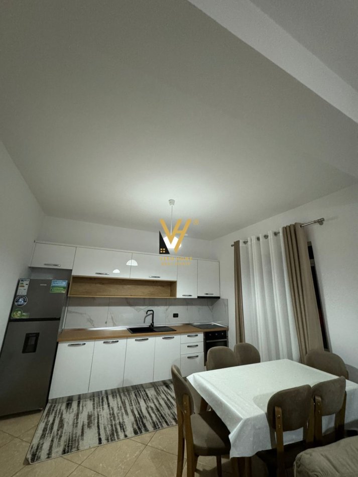 Tirane, jepet me qera apartament 1+1+Ballkon Kati 4, 90 m² 450 € (RRUGA 5 MAJI)