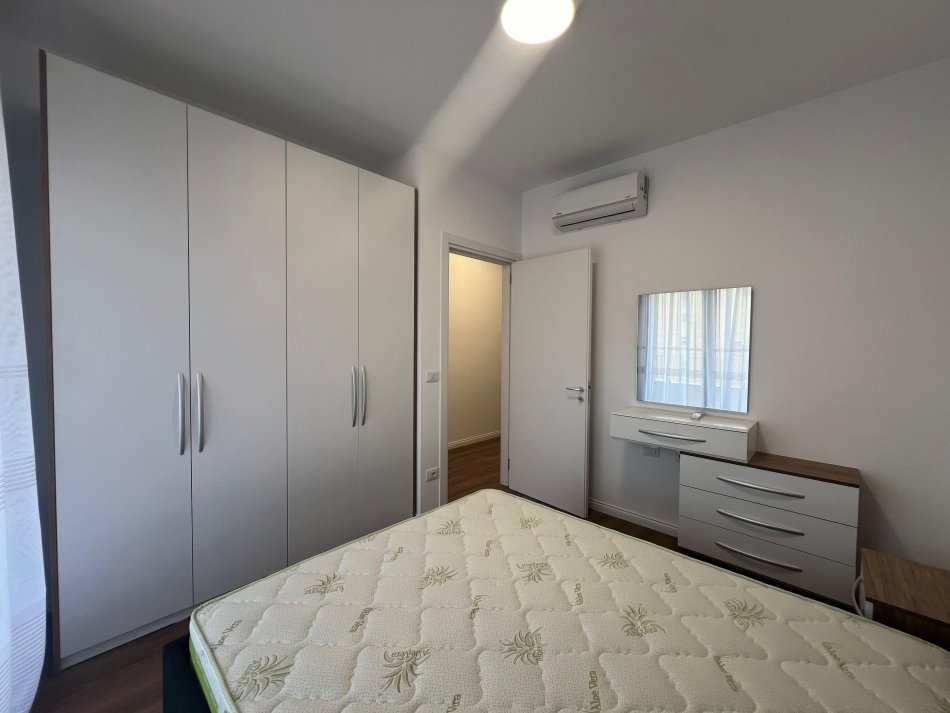 Tirane, jepet me qera apartament 1+1+Ballkon Kati 4, 52 m² 500 € (Stacioni trenit)