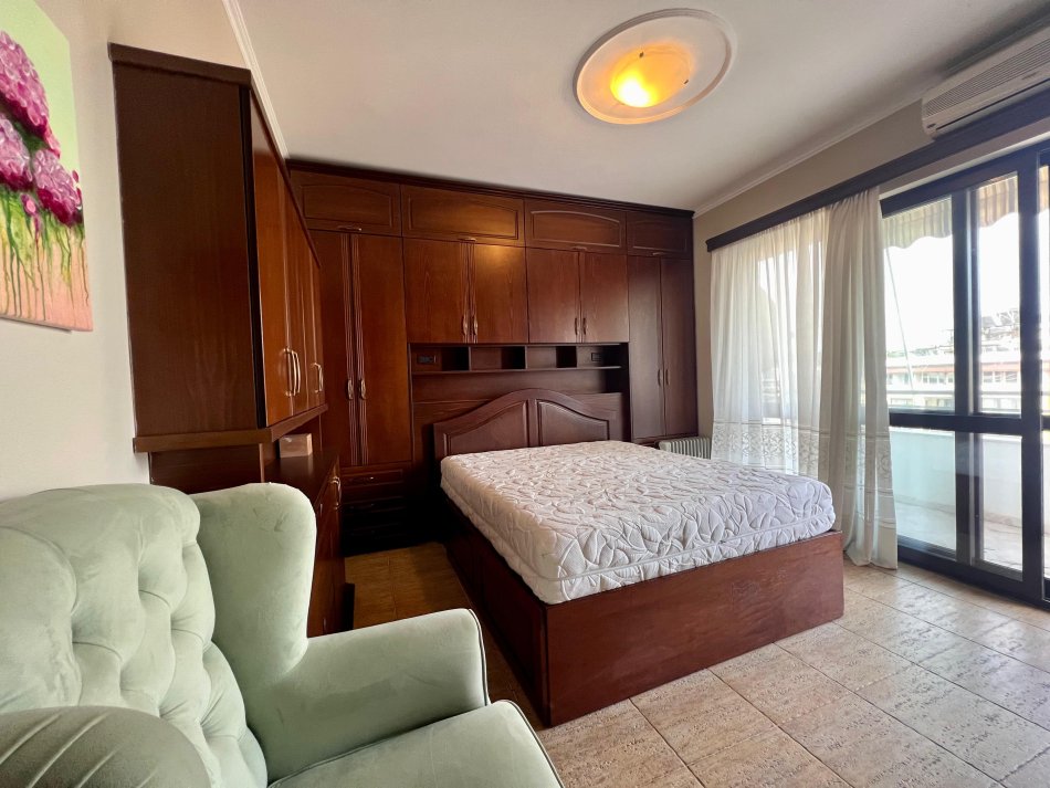 Tirane, jepet me qera apartament 2+1+Ballkon, Kati 10, 130 m² 1,000 € (Bllok)