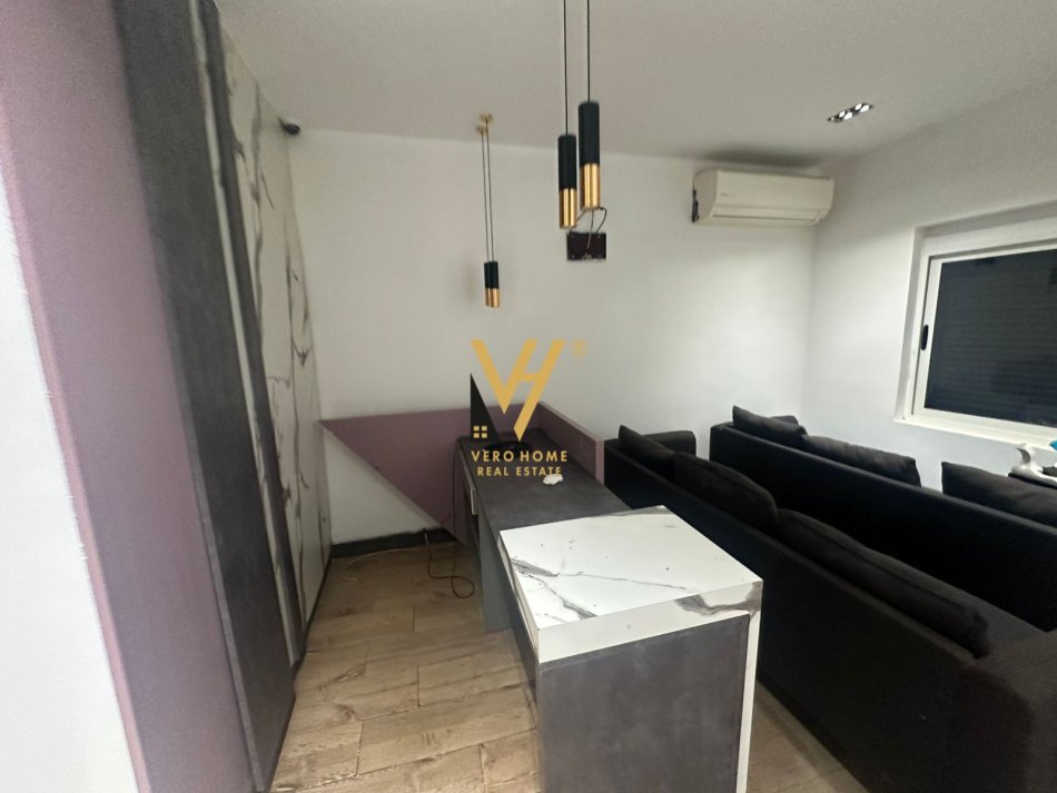 Tirane, jepet me qera zyre Kati 1, 100 m² 1.500 € (SHESHI WILLSON)