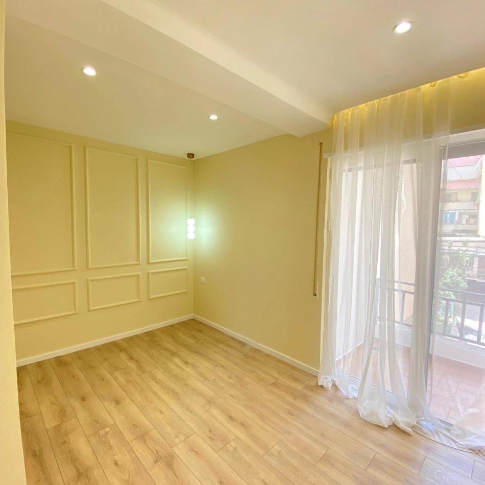 Tirane, shitet apartament 1+1+Aneks+Ballkon Kati 2, 56 m² 119.500 € (komuna e parisit, queen hotel)