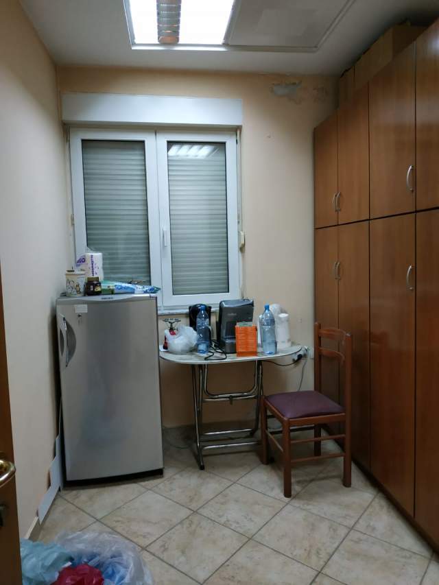 Tirane, jepet me qera zyre 90 m² 700 Euro