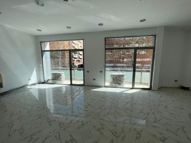 Tirane, jepet me qera ambjent biznesi Kati 2, 57 m² 800 Euro (Rruga e Kavajes)