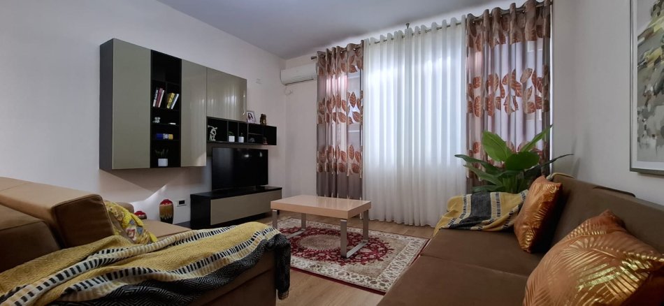 Tirane, jepet me qera apartament 1+1 Kati 2, 75 m² 600 € (Kopshti Botanik)