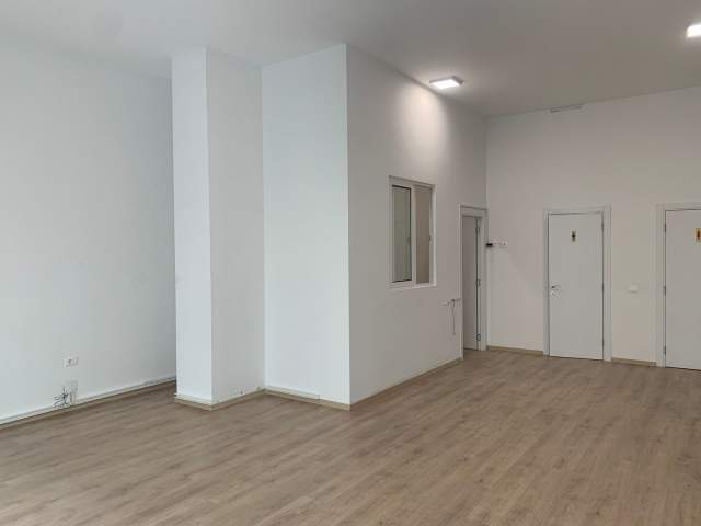 Tirane, jepet me qera ambjent biznesi Kati 1, 87 m² 1.000 Euro (Rruga e Kavajes)