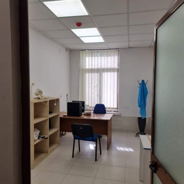 Tirane, jepet me qera ambjent biznesi Kati 2, 650 m² 2.000 Euro (Kombinat afer Policis)